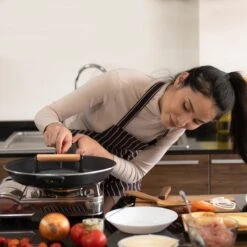 Schutzit - Hamburgerpers XL - Gietijzer - Extra Zwaar - 17,5 Cm - BBQ Accesoires - Hamburgermaker - Grill Hamburger Press - Smash Burger Maker -Kookgerei Koning Verkoop 1200x1200 3685