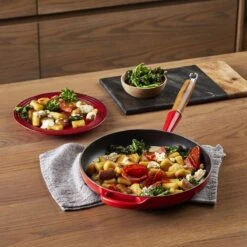 Le Creuset Koekenpan Signature Kersenrood - ø 28 Cm / 2.6 Liter - Geëmailleerde Anti-aanbaklaag -Kookgerei Koning Verkoop 1200x1200 3890