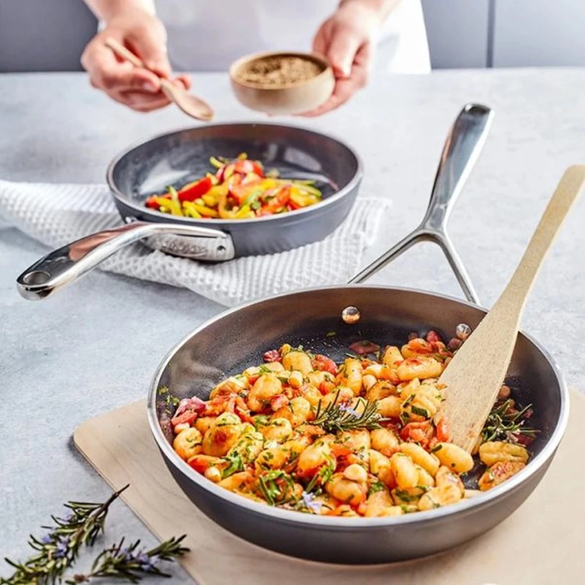 Demeyere 12628 Alu Pro 5 Ceraforce Antikleef Bakpan 28 Cm 2 Demeyere 12628 Alu Pro 5 Ceraforce Antikleef Bakpan 28 Cm - Afbeelding 2