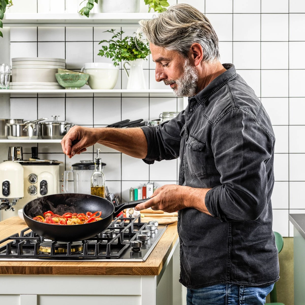 KitchenAid Classic Forged Aluminium Wok ø28cm - Zwart - Inductie - Anti-aanbak 2 KitchenAid Classic Forged Aluminium Wok ø28cm - Zwart - Inductie - Anti-aanbak - Afbeelding 2