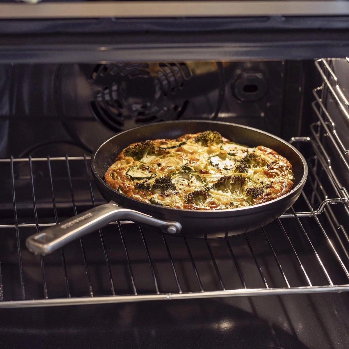 KitchenAid Hard Geanodiseerd Aluminium Wok ø30cm - Zwart - Inductie - Anti-aanbak 4 KitchenAid Hard Geanodiseerd Aluminium Wok ø30cm - Zwart - Inductie - Anti-aanbak - Afbeelding 4