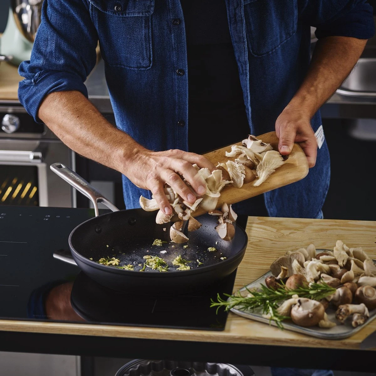 KitchenAid Hard Geanodiseerd Aluminium Wok ø30cm - Zwart - Inductie - Anti-aanbak 5 KitchenAid Hard Geanodiseerd Aluminium Wok ø30cm - Zwart - Inductie - Anti-aanbak - Afbeelding 5