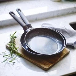 BK Universe Koekenpan Ø 24cm - Inductie - Anti-aanbak - PFAS-vrij -Kookgerei Koning Verkoop 1200x1200 3985