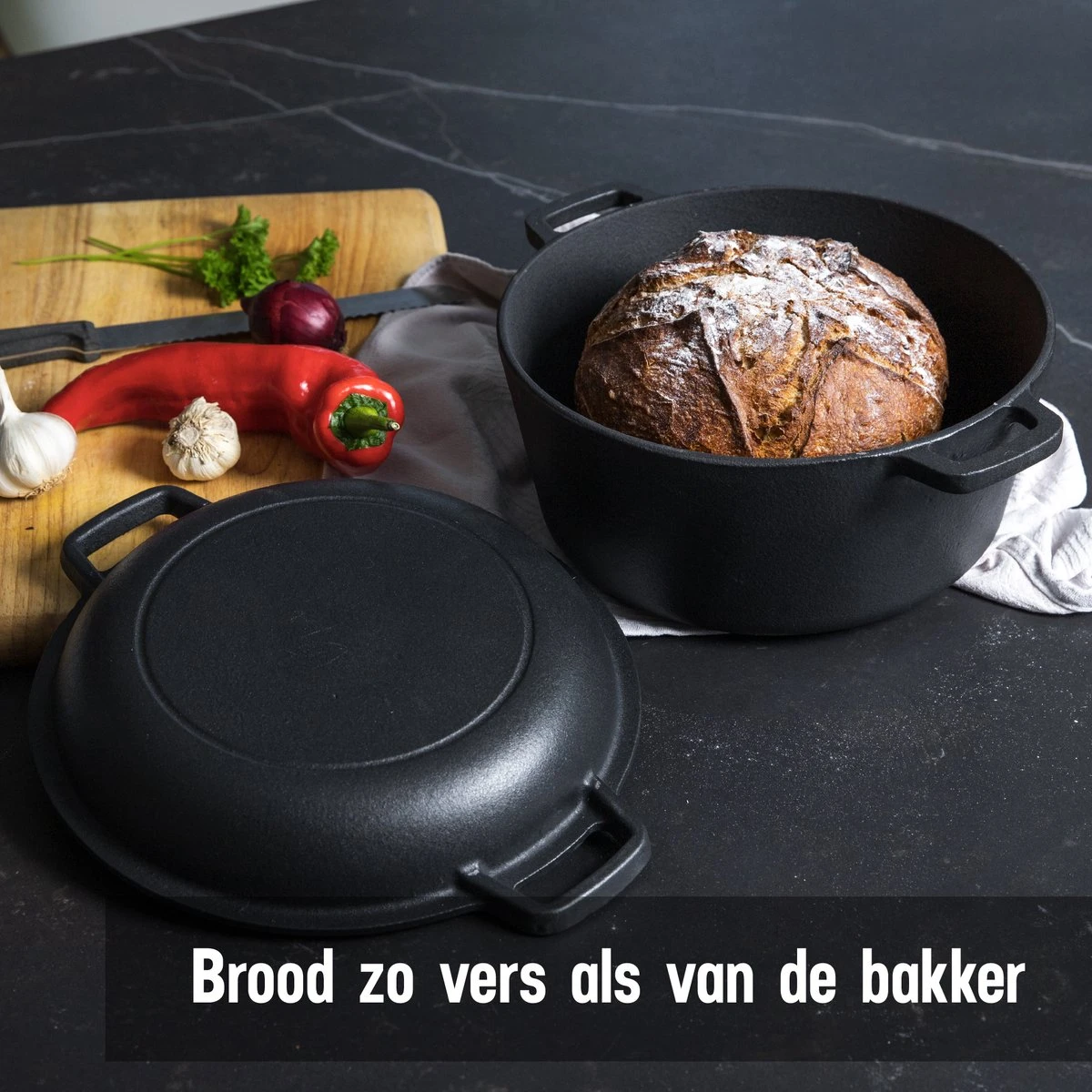 Daumonet Ducasse Gietijzeren Double Use Braadpan - Combi Sudderpan Zwart - 2-in-1 Bak- En Braadpan - PFAS & PFOA Vrij - Rond - Ø 26 Cm - 4,4 Liter - Emaille - Alle Warmtebronnen - Elektrisch - Gas - Halogeen - Inductie - Keramisch 2 Daumonet Ducasse Gietijzeren Double Use Braadpan - Combi Sudderpan Zwart - 2-in-1 Bak- En Braadpan - PFAS & PFOA Vrij - Rond - Ø 26 Cm - 4,4 Liter - Emaille - Alle Warmtebronnen - Elektrisch - Gas - Halogeen - Inductie - Keramisch - Afbeelding 2