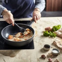 Demeyere Alu Classico 3 Wokpan – Inductie – Ceraforce Keramische Antikleeflaag – 28 Cm – PTFE En PFAS Vrij -Kookgerei Koning Verkoop 1200x1200 4306