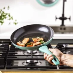 VitaVerde Expert Koekenpannenset Ø 20cm + Ø 24cm + Ø 28cm - Turquoise - Inductie - PFAS-vrij 14 VitaVerde Expert Koekenpannenset Ø 20cm + Ø 24cm + Ø 28cm - Turquoise - Inductie - PFAS-vrij -Kookgerei Koning Verkoop 1200x1200 4379