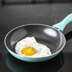 VitaVerde Expert Koekenpannenset Ø 20cm + Ø 24cm + Ø 28cm - Turquoise - Inductie - PFAS-vrij 15 VitaVerde Expert Koekenpannenset Ø 20cm + Ø 24cm + Ø 28cm - Turquoise - Inductie - PFAS-vrij -Kookgerei Koning Verkoop 1200x1200 4380