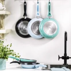 VitaVerde Expert Koekenpannenset Ø 24cm + Ø 28cm - Lichtblauw - Inductie - PFAS-vrij -Kookgerei Koning Verkoop 1200x1200 4408