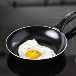 VitaVerde Expert Koekenpannenset Ø 24cm + Ø 28cm - Zwart - Inductie - PFAS-vrij 16 VitaVerde Expert Koekenpannenset Ø 24cm + Ø 28cm - Zwart - Inductie - PFAS-vrij -Kookgerei Koning Verkoop 1200x1200 4438