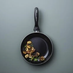 VitaVerde Expert Koekenpannenset Ø 24cm + Ø 28cm - Zwart - Inductie - PFAS-vrij 19 VitaVerde Expert Koekenpannenset Ø 24cm + Ø 28cm - Zwart - Inductie - PFAS-vrij -Kookgerei Koning Verkoop 1200x1200 4440