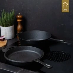 Chefarone Gietijzeren Pan - 2-in-1 Braadpan Inclusief Deksel - Geschikt Voor Alle Warmtebronnen 17 Chefarone Gietijzeren Pan - 2-in-1 Braadpan Inclusief Deksel - Geschikt Voor Alle Warmtebronnen -Kookgerei Koning Verkoop 1200x1200 5027