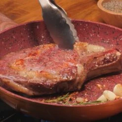 Livington Copper & Stone Pan - 24cm Koekenpan- Anti-aanbaklaag En Krasbestendig - Graniet Look - Binnenste Steenlaag Voor Perfecte Warmteverdeling - Geschikt Voor Ceran, Gas, Elektrisch, Inductie -Kookgerei Koning Verkoop 1200x1200 5141