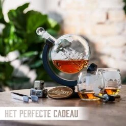 Whisiskey Whiskey Karaf - Wereldbol - Luxe Whisky Karaf Set - 0,9 L - Decanteer Karaf - Whiskey Set - Incl. 4 RVS Whiskey Stones, 2 Whiskey Glazen & Extra Accessoires - Cadeau Voor Man & Vrouw -Kookgerei Koning Verkoop 1200x1200 5431