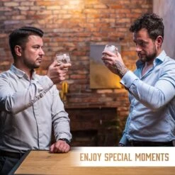 Whisiskey Whiskey Karaf - Wereldbol - Luxe Whisky Karaf Set - 0,9 L - Decanteer Karaf - Whiskey Set - Incl. 4 RVS Whiskey Stones, 2 Whiskey Glazen & Extra Accessoires - Cadeau Voor Man & Vrouw -Kookgerei Koning Verkoop 1200x1200 5434