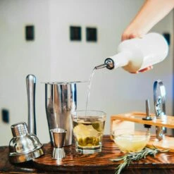 Cocktail Set Met Bamboe Standaard - BarDeluxe® - 13-Delige Cocktailset - Inclusief Receptenboek & WhiskeyStones - Inclusief Luxe Cadeauverpakking -Kookgerei Koning Verkoop 1200x1200 5468