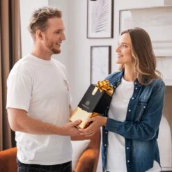 Cocktail Set Van BarDeluxe® - 3-Delig - 750ml Cocktail Shaker - Jigger / Maatbeker - Cocktail Stamper - Inclusief Nederlandstalig Receptenboek + Bewaarhoes - Goud -Kookgerei Koning Verkoop 1200x1200 5538