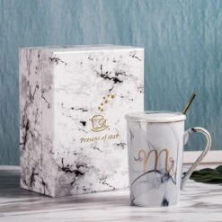 Merkloos Set Van 2 Mokken - Mok Set - Couple Mok - Koffiemok - Koffiebeker - Beker - Mokken En Bekers - Beker Met Lepel En Deksel - 400 Ml - Keramiek - Mr./Mrs. - Blauw/roze -Kookgerei Koning Verkoop 1200x1200 554