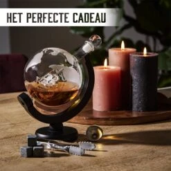 Whisiskey Whiskey Karaf - Wereldbol - Luxe Whisky Karaf Set - 0,9 L - Decanteer Karaf - Whiskey Set - Incl. 4 Whiskey Stones - IJstang - Schenktuit - Peaky Blinders - Cadeau Voor Man & Vrouw -Kookgerei Koning Verkoop 1200x1200 5551