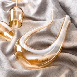 Decantino® - Chique Decanteer & Wijn Karaf - Goud - Incl. Cadeauverpakking - 1,5L - Handgeblazen Kristalglas - Cadeautje Voor Hem & Haar Voor Moederdag, Vaderdag, Kerst En Valentijnsdag -Kookgerei Koning Verkoop 1200x1200 5654