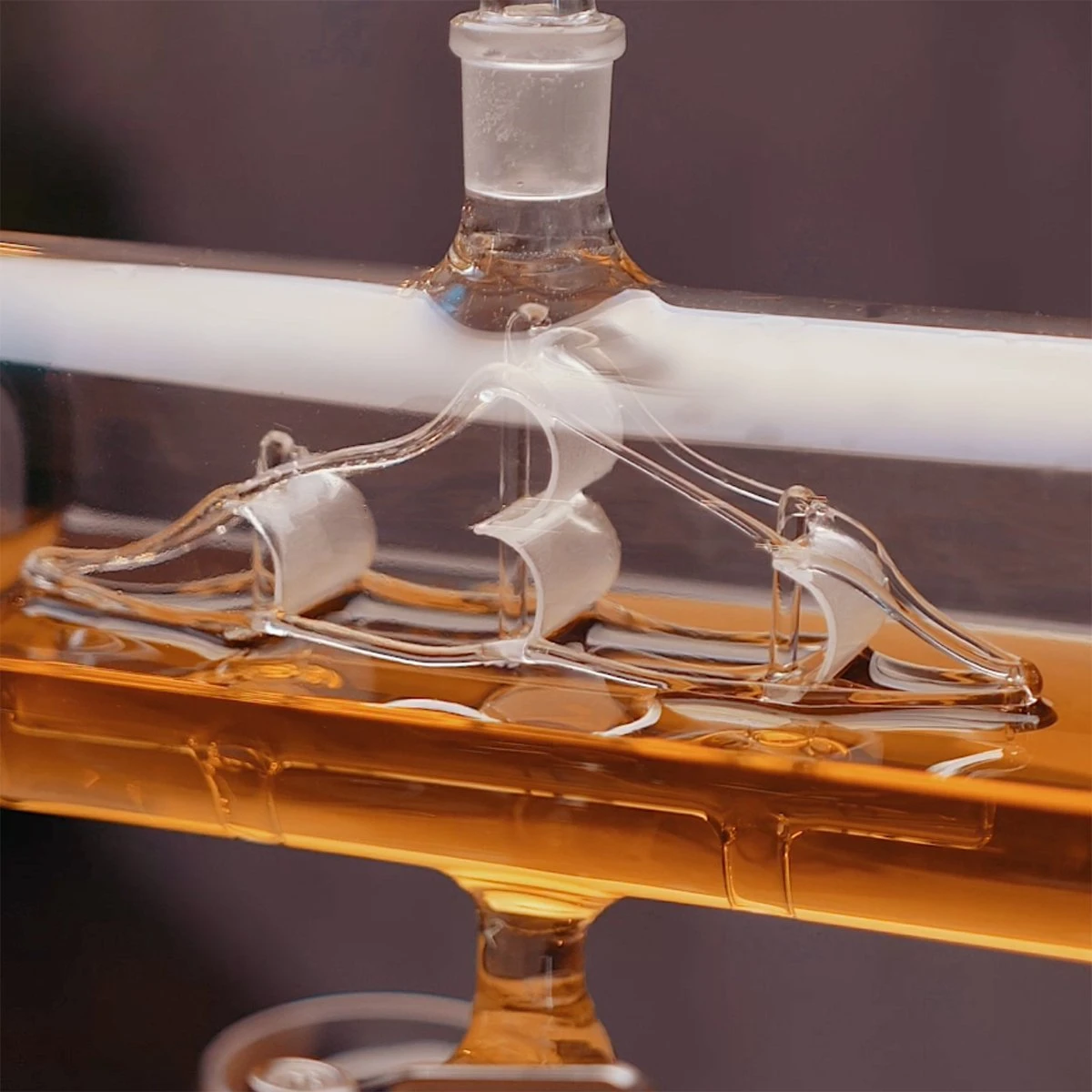 Whisiskey Whiskey Karaf - Luxe Whisky Karaf Set Zeilschip - 1L - Decanteer Karaf - Zeilboot - Whiskey Set - Incl. 4 Whiskey Stones, Schenktuit, Tap & 4 Whiskey Glazen - Peaky Blinders - Cadeau Voor Man & Vrouw 2 Whisiskey Whiskey Karaf - Luxe Whisky Karaf Set Zeilschip - 1L - Decanteer Karaf - Zeilboot - Whiskey Set - Incl. 4 Whiskey Stones, Schenktuit, Tap & 4 Whiskey Glazen - Peaky Blinders - Cadeau Voor Man & Vrouw - Afbeelding 2