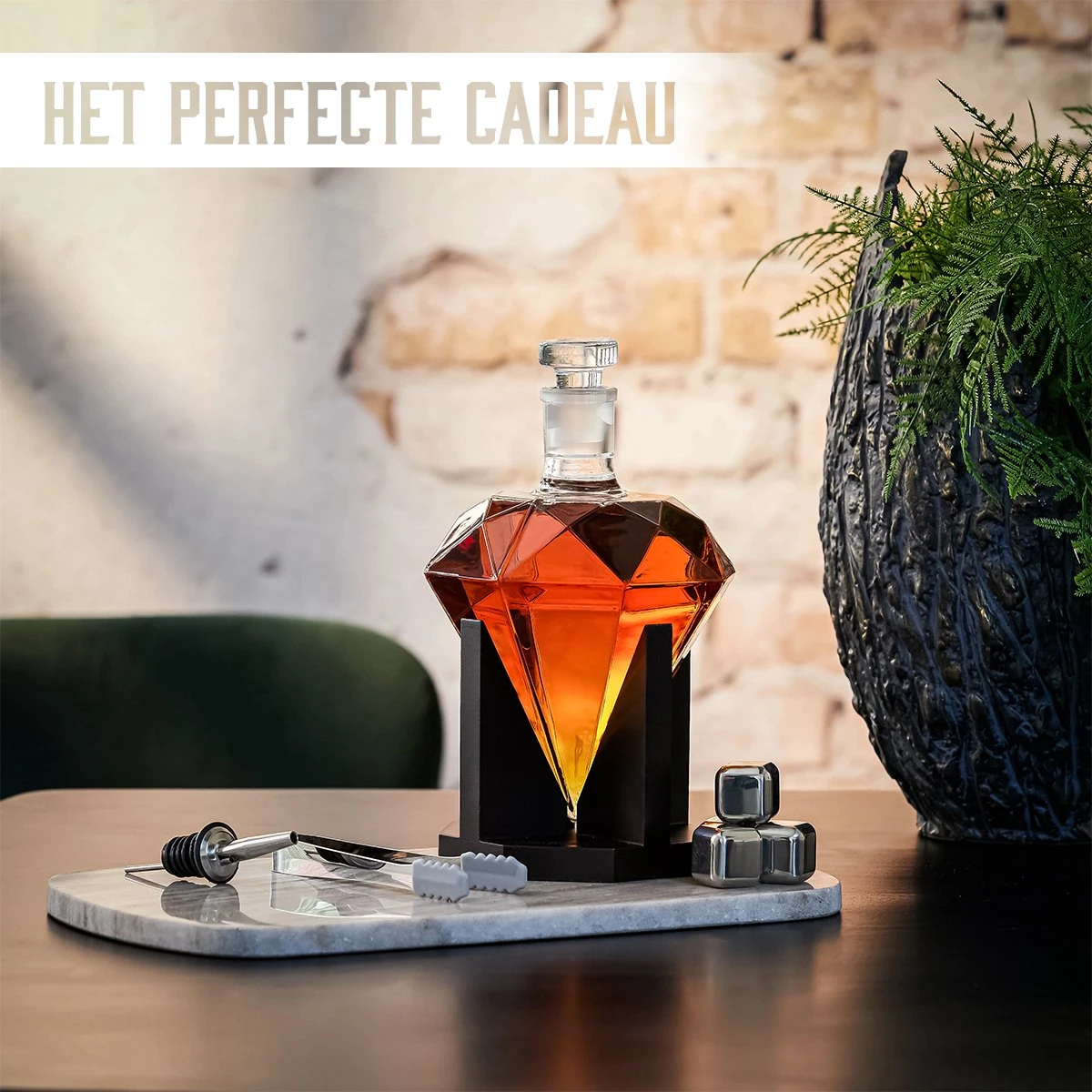 Whisiskey Whiskey Karaf - Diamant- Luxe Whisky Karaf Set - 0,9 L - Decanteer Karaf - Whiskey Set - Incl. 4 Whiskey Stones & Schenktuit - Peaky Blinders - Cadeau Voor Man & Vrouw 2 Whisiskey Whiskey Karaf - Diamant- Luxe Whisky Karaf Set - 0,9 L - Decanteer Karaf - Whiskey Set - Incl. 4 Whiskey Stones & Schenktuit - Peaky Blinders - Cadeau Voor Man & Vrouw - Afbeelding 2