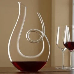 Luxwine - Decanteer Karaf Wijn - Wijnkaraf - 1.4L - Luxe Karaf Met Extra Krul - Decanter - Decanteer Karaf - Wijnkaraf - Wijn Decanteerder - Wijn Accessoires - U-vorm - Kristal Glas- Kerstcadeau -Kookgerei Koning Verkoop 1200x1200 5778