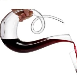 Luxwine - Decanteer Karaf Wijn - Wijnkaraf - 1.4L - Luxe Karaf Met Extra Krul - Decanter - Decanteer Karaf - Wijnkaraf - Wijn Decanteerder - Wijn Accessoires - U-vorm - Kristal Glas- Kerstcadeau -Kookgerei Koning Verkoop 1200x1200 5779