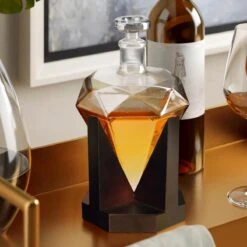 MikaMax Whiskey Karaf Diamant - Whiskey Decanter - Optimaal Behoudt Van Whiskey Smaak - Inclusief Eiken Voet, Ijstang, Trechter, Fluwelen Zakje Met 9 Whisky Stenen - 850ml