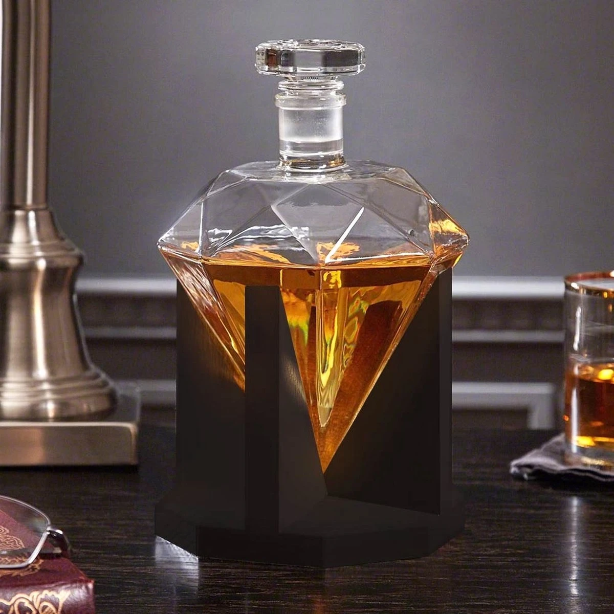 MikaMax Whiskey Karaf Diamant - Whiskey Decanter - Optimaal Behoudt Van Whiskey Smaak - Inclusief Eiken Voet, Ijstang, Trechter, Fluwelen Zakje Met 9 Whisky Stenen - 850ml 3 MikaMax Whiskey Karaf Diamant - Whiskey Decanter - Optimaal Behoudt Van Whiskey Smaak - Inclusief Eiken Voet, Ijstang, Trechter, Fluwelen Zakje Met 9 Whisky Stenen - 850ml - Afbeelding 3