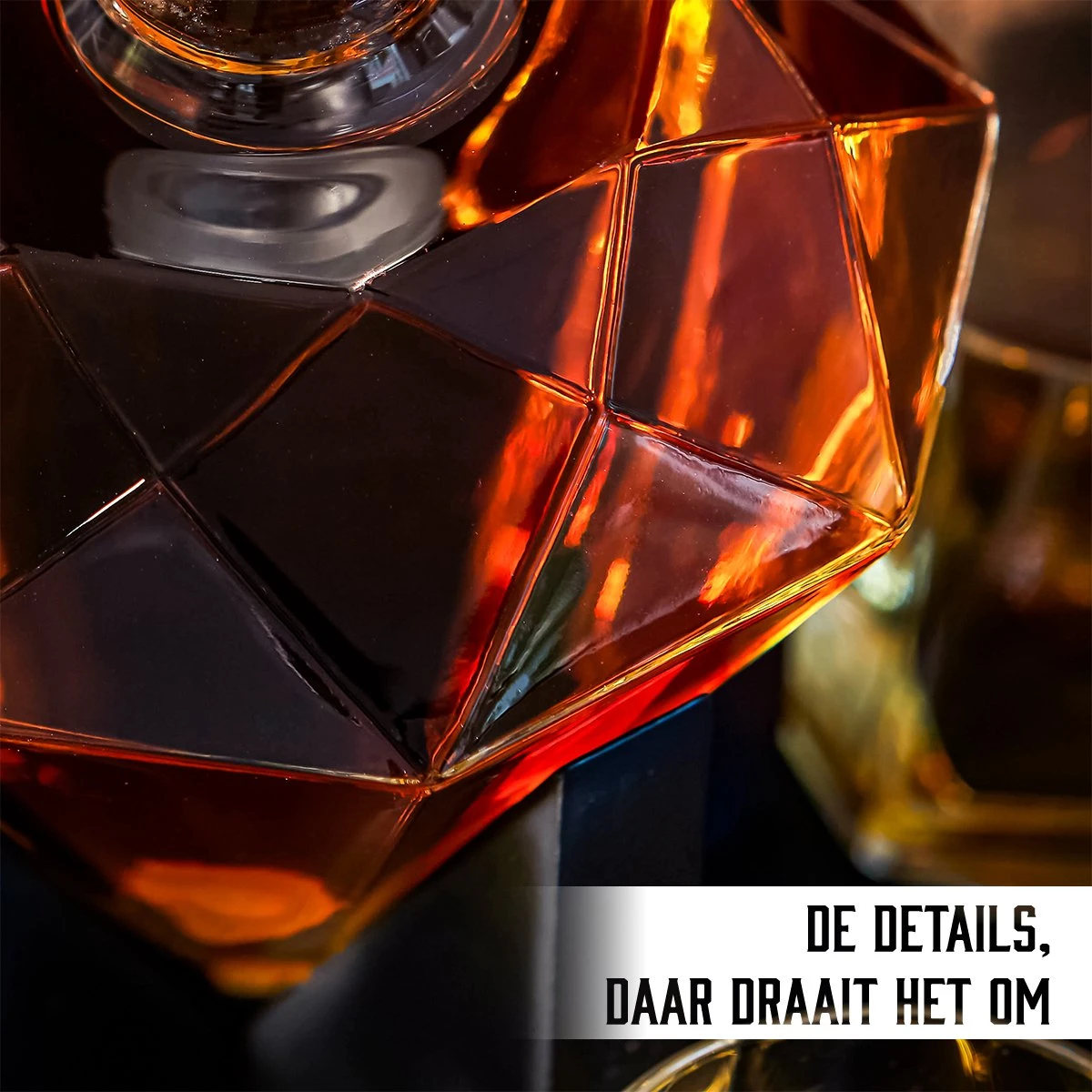 Whisiskey Whiskey Karaf - Diamant - Luxe Whisky Karaf Set - Whiskey Set - 0,9 L - Decanteer Karaf - Incl. Whiskey Stones, Schenktuit En 4 Whiskey Glazen - Peaky Blinders - Cadeau Voor Man & Vrouw 5 Whisiskey Whiskey Karaf - Diamant - Luxe Whisky Karaf Set - Whiskey Set - 0,9 L - Decanteer Karaf - Incl. Whiskey Stones, Schenktuit En 4 Whiskey Glazen - Peaky Blinders - Cadeau Voor Man & Vrouw - Afbeelding 5