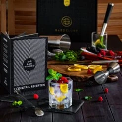 Cocktail Set Van BarDeluxe® - 3-Delig - 750ml Cocktail Shaker - Jigger / Maatbeker - Cocktail Stamper - Inclusief Nederlandstalig Receptenboek + Bewaarhoes - Zilver 14 Cocktail Set Van BarDeluxe® - 3-Delig - 750ml Cocktail Shaker - Jigger / Maatbeker - Cocktail Stamper - Inclusief Nederlandstalig Receptenboek + Bewaarhoes - Zilver -Kookgerei Koning Verkoop 1200x1200 5892