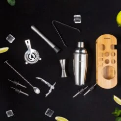 UNBOX Cocktail Set - Cocktail Shaker - Cocktail Shaker Set - Cocktailset Met Bamboe Standaard - Inclusief Nederlands Receptenboekje -Kookgerei Koning Verkoop 1200x1200 5934