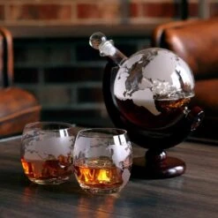 MikaMax Globe Whiskey Decanter – Standaard Versie – Whiskey Set – Complete Set – Whiskey Karaf – Incl. 2 Whiskey Glazen En Whiskey Stones – 900 ML -Kookgerei Koning Verkoop 1200x1200 6105