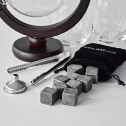 MikaMax Globe Whiskey Decanter – Standaard Versie – Whiskey Set – Complete Set – Whiskey Karaf – Incl. 2 Whiskey Glazen En Whiskey Stones – 900 ML -Kookgerei Koning Verkoop 1200x1200 6107