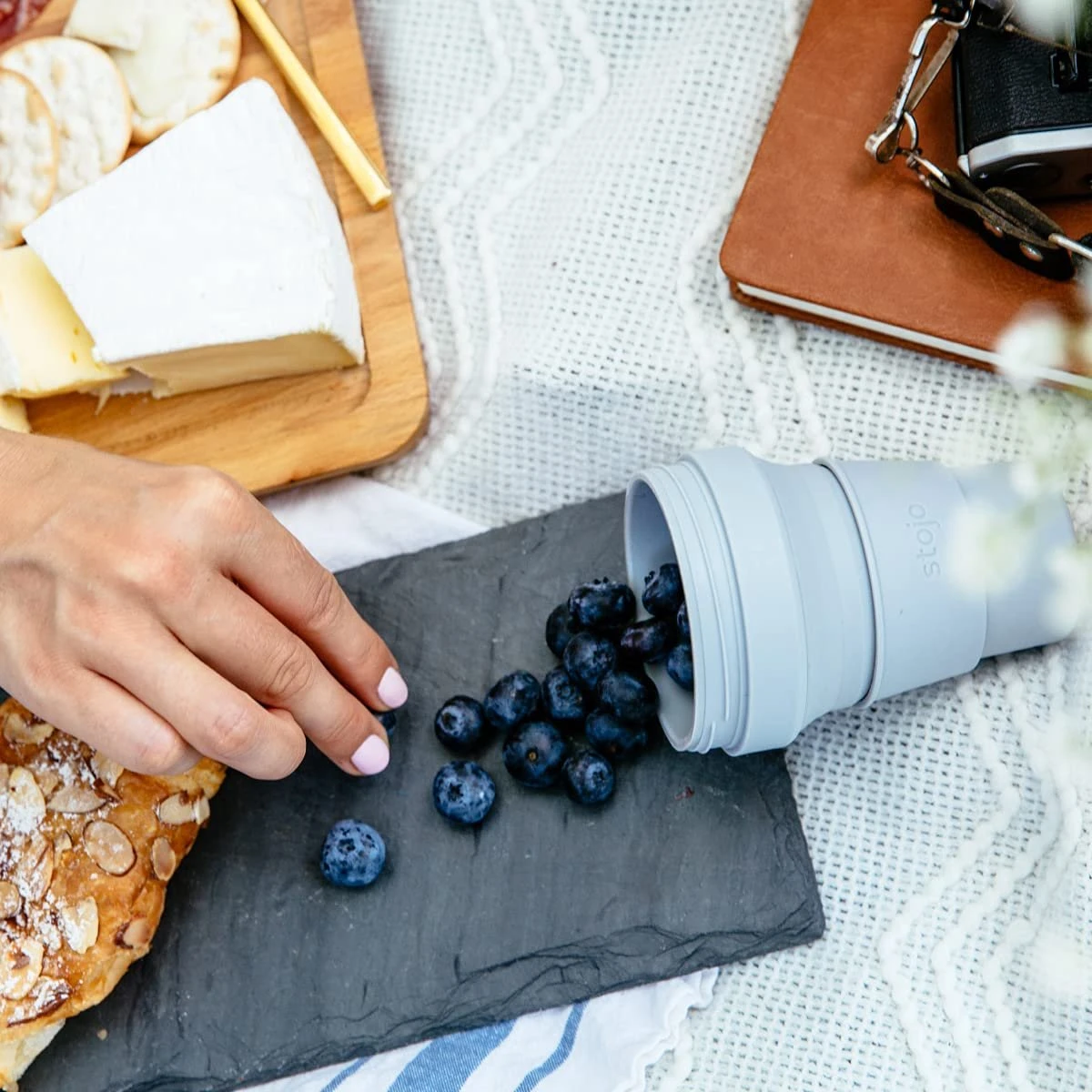 STOJO - Opvouwbare Beker - To Go - Grijs - 237ml - Herbruikbaar 4 STOJO - Opvouwbare Beker - To Go - Grijs - 237ml - Herbruikbaar - Afbeelding 4