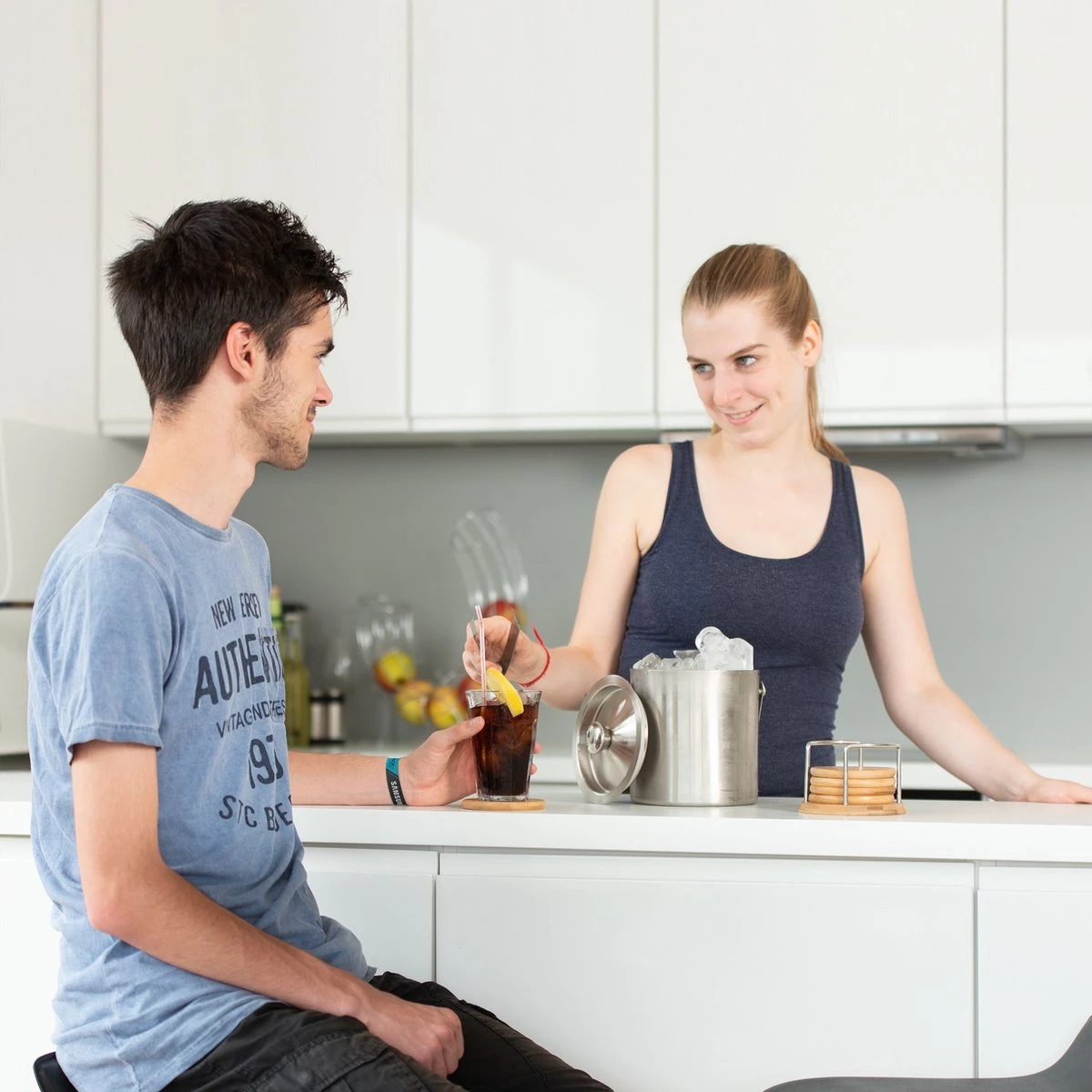 Relaxdays - Ijsemmer Met Tang En Deksel 2 Liter - Ijsblokjesemmer Zilver - RVS 2 Relaxdays - Ijsemmer Met Tang En Deksel 2 Liter - Ijsblokjesemmer Zilver - RVS - Afbeelding 2