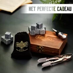 Whisiskey Luxe Whiskey Stones Set - 12 Stuks - Fluwelen Opbergzak - Flessenstopper - IJstang - Herbruikbare IJsblokjes - Natuursteen Whiskey Stenen Voor Glazen - Accessoires - IJklontjes Steen - Drank Koeler - Cadeau Voor Man -Kookgerei Koning Verkoop 1200x1200 6402