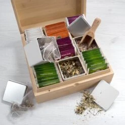 Theedoos Van ZENZYTEA® - Bamboe - Theedoos 9 Vaks - Inclusief 3 Theeblikken Voor Losse Thee - Geschikt Voor Grote & Kleine Theezakjes - Vierkant - Grote Vakken - Luxe Verpakking - Cadeau -Kookgerei Koning Verkoop 1200x1200 6450