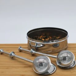 Blended Lifestyle® Theezeef Met Veer - Set Van 2 - Inclusief Lekplaatjes - Geschikt Voor Losse Kruiden 9 Blended Lifestyle® Theezeef Met Veer - Set Van 2 - Inclusief Lekplaatjes - Geschikt Voor Losse Kruiden -Kookgerei Koning Verkoop 1200x1200 6471