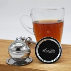 Blended Lifestyle® Theezeef Met Veer - Set Van 2 - Inclusief Lekplaatjes - Geschikt Voor Losse Kruiden 12 Blended Lifestyle® Theezeef Met Veer - Set Van 2 - Inclusief Lekplaatjes - Geschikt Voor Losse Kruiden -Kookgerei Koning Verkoop 1200x1200 6472