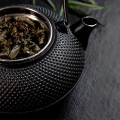 Lumaland - Thee Set - Theeservies - 1x Gietijzeren Theepot (1,4L), 1x Bamboe Doseerlepel, 1x Edelstalen Zeef 10 Lumaland - Thee Set - Theeservies - 1x Gietijzeren Theepot (1,4L), 1x Bamboe Doseerlepel, 1x Edelstalen Zeef -Kookgerei Koning Verkoop 1200x1200 804