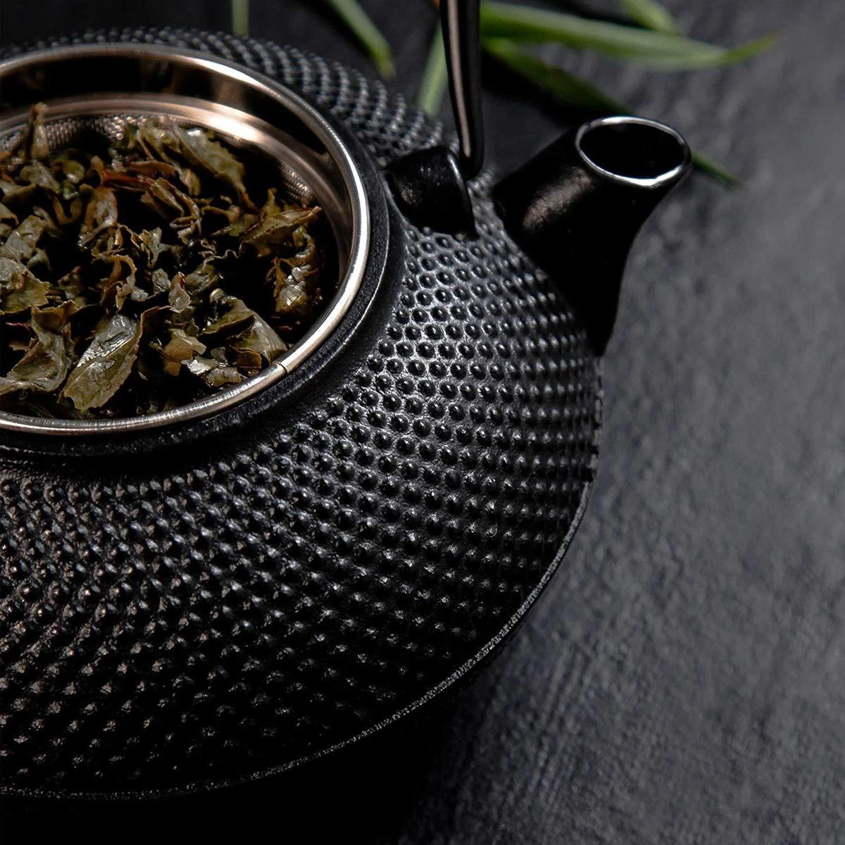 Lumaland - Thee Set - Theeservies - 1x Gietijzeren Theepot (1,4L), 1x Bamboe Doseerlepel, 1x Edelstalen Zeef 4 Lumaland - Thee Set - Theeservies - 1x Gietijzeren Theepot (1,4L), 1x Bamboe Doseerlepel, 1x Edelstalen Zeef - Afbeelding 4