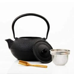 Lumaland - Thee Set - Theeservies - 1x Gietijzeren Theepot (1,4L), 1x Bamboe Doseerlepel, 1x Edelstalen Zeef 12 Lumaland - Thee Set - Theeservies - 1x Gietijzeren Theepot (1,4L), 1x Bamboe Doseerlepel, 1x Edelstalen Zeef -Kookgerei Koning Verkoop 1200x1200 806