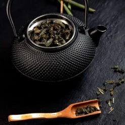 Lumaland - Thee Set - Theeservies - 1x Gietijzeren Theepot (1,4L), 1x Bamboe Doseerlepel, 1x Edelstalen Zeef 13 Lumaland - Thee Set - Theeservies - 1x Gietijzeren Theepot (1,4L), 1x Bamboe Doseerlepel, 1x Edelstalen Zeef -Kookgerei Koning Verkoop 1200x1200 807