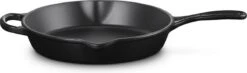 Le Creuset Hoge Ronde Skillet Mat Zwart 26cm 7 Le Creuset Hoge Ronde Skillet Mat Zwart 26cm -Kookgerei Koning Verkoop 1200x353 2