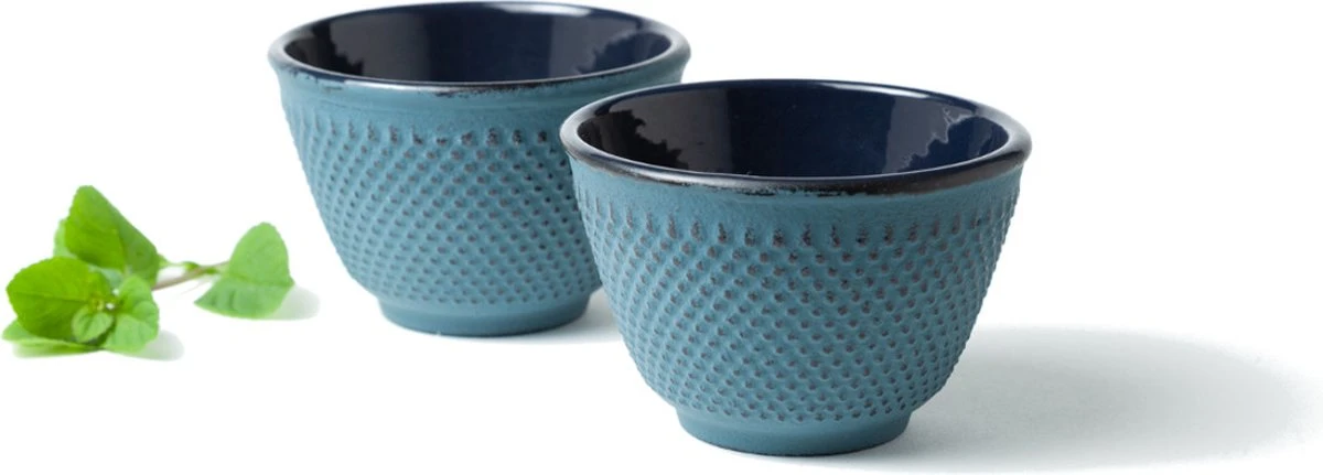 Tealøv THEE SET 1,1 LITER GIETIJZER | COMPLETE SET IN GESCHENKDOOS | Gietijzeren Theepot Met Roestvrijstalen Zeef, Gietijzeren Theekopjes En Onderzetter | In Authentiek Japanse Stijl | Arare Blauw 3 Tealøv THEE SET 1,1 LITER GIETIJZER | COMPLETE SET IN GESCHENKDOOS | Gietijzeren Theepot Met Roestvrijstalen Zeef, Gietijzeren Theekopjes En Onderzetter | In Authentiek Japanse Stijl | Arare Blauw - Afbeelding 3
