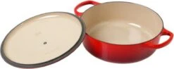 Le Creuset - Gietijzeren - Lage Braadpan - 24cm - Kersenrood -Kookgerei Koning Verkoop 1200x478
