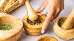 Jay Hill Vijzel Tunea - Olijfhout - ø 10 Cm -Kookgerei Koning Verkoop 1200x675 36