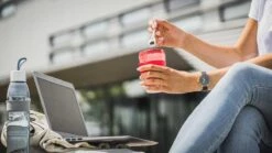 Sareva Muesli Beker - Met Lepel - Yoghurt 2 Go - Rood -Kookgerei Koning Verkoop 1200x675 7