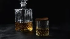 BrandY Whiskey Set In Luxe Geschenkdoos Met 1 Whiskey Karaf En 4 Whiskey Glazen -Kookgerei Koning Verkoop 1200x676 14